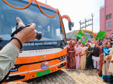 रीवा में आधुनिक इलेक्ट्रिक बस (ई-बस) को हरी झंडी दिखाकर रवाना करते मध्य प्रदेश के उप मुख्यमंत्री राजेंद्र शुक्ल और अन्य प्रशासनिक अधिकारी।