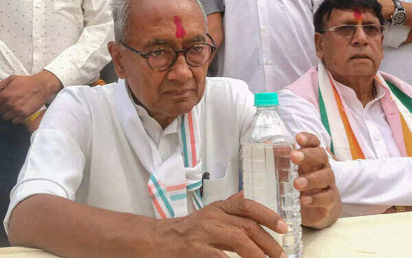 रीवा में पत्रकार वार्ता को संबोधित करते और डिप्टी सीएम राजेंद्र शुक्ला के इस्तीफे की मांग करते पूर्व मुख्यमंत्री दिग्विजय सिंह।