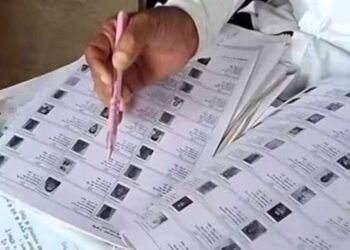 भारत निर्वाचन आयोग (ECI) के पोर्टल पर नया मतदाता पंजीकरण फॉर्म-6 और मतदाता पहचान पत्र की प्रतीकात्मक तस्वीर।