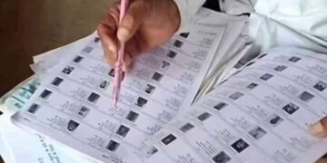 भारत निर्वाचन आयोग (ECI) के पोर्टल पर नया मतदाता पंजीकरण फॉर्म-6 और मतदाता पहचान पत्र की प्रतीकात्मक तस्वीर।