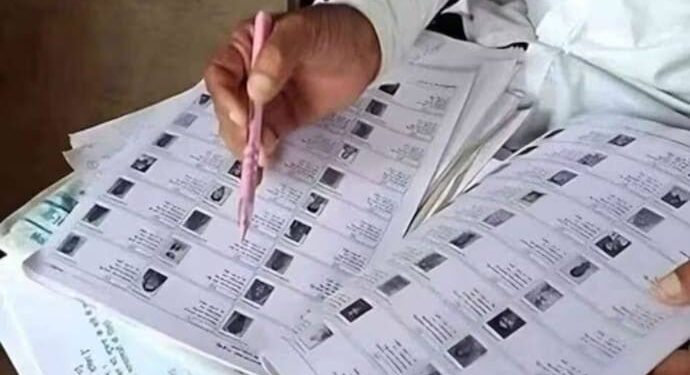 भारत निर्वाचन आयोग (ECI) के पोर्टल पर नया मतदाता पंजीकरण फॉर्म-6 और मतदाता पहचान पत्र की प्रतीकात्मक तस्वीर।