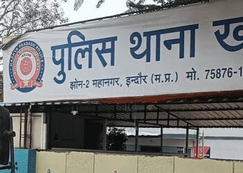 इंदौर में तंत्र-मंत्र और वहम दिखाकर ठगी करने वाले फर्जी बाबा के खिलाफ पुलिस जांच की प्रतीकात्मक तस्वीर।