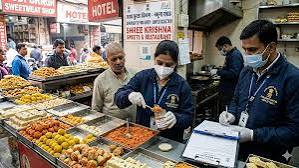 Indore Bypass Road par sthit dhabe ke kitchen mein food safety inspection karti FDA aur swasthya vibhag ki team.