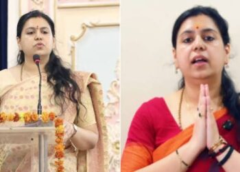पूर्व आईएएस अधिकारी दिव्या मित्तल और मिर्जापुर में उनके स्थानांतरण के दौरान जनता द्वारा गुलाब की पंखुड़ियों से विदाई की फाइल तस्वीर।