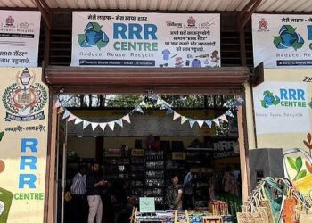 इंदौर नगर निगम के RRR केंद्र पर प्लास्टिक और पुरानी किताबें देकर गमले में लगा पौधा प्राप्त करते जागरूक नागरिक।