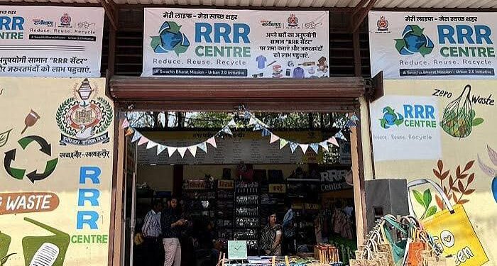 इंदौर नगर निगम के RRR केंद्र पर प्लास्टिक और पुरानी किताबें देकर गमले में लगा पौधा प्राप्त करते जागरूक नागरिक।