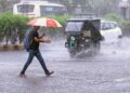 मूसलाधार बारिश के बाद जलमग्न सड़कें और मौसम विभाग द्वारा भारी बारिश के अलर्ट का दृश्य।