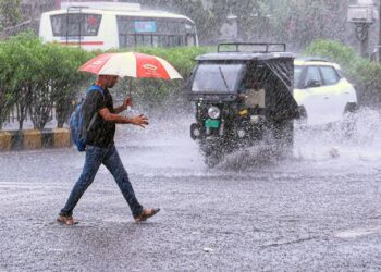 मूसलाधार बारिश के बाद जलमग्न सड़कें और मौसम विभाग द्वारा भारी बारिश के अलर्ट का दृश्य।
