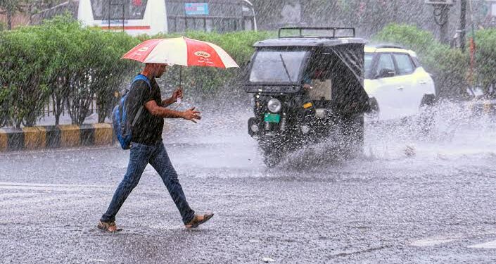 मूसलाधार बारिश के बाद जलमग्न सड़कें और मौसम विभाग द्वारा भारी बारिश के अलर्ट का दृश्य।