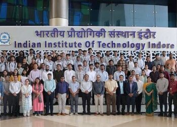 भारतीय प्रौद्योगिकी संस्थान (IIT) इंदौर का मुख्य प्रशासनिक भवन और अंतरराष्ट्रीय जल संगोष्ठी का प्रतीकात्मक मंच।