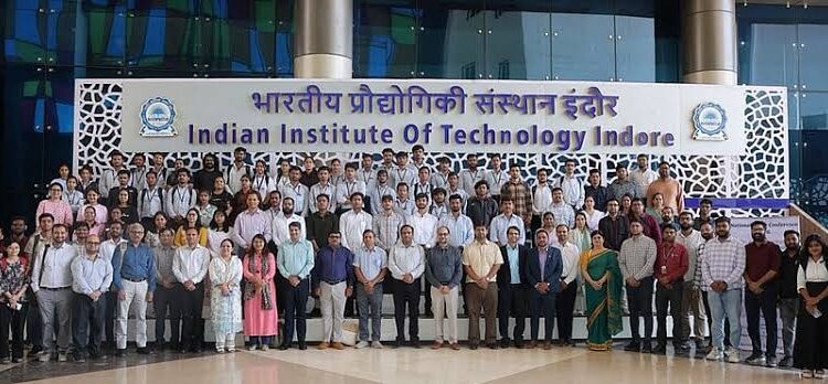 भारतीय प्रौद्योगिकी संस्थान (IIT) इंदौर का मुख्य प्रशासनिक भवन और अंतरराष्ट्रीय जल संगोष्ठी का प्रतीकात्मक मंच।