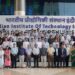 भारतीय प्रौद्योगिकी संस्थान (IIT) इंदौर का मुख्य प्रशासनिक भवन और अंतरराष्ट्रीय जल संगोष्ठी का प्रतीकात्मक मंच।