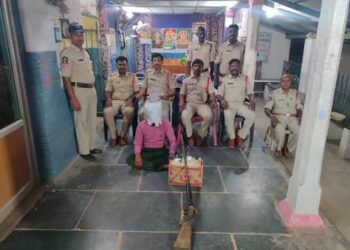 इंदौर पुलिस द्वारा हत्या के आरोपी को गिरफ्तार करने और घटनास्थल की जांच की प्रतीकात्मक तस्वीर।