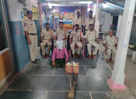 इंदौर पुलिस द्वारा हत्या के आरोपी को गिरफ्तार करने और घटनास्थल की जांच की प्रतीकात्मक तस्वीर।