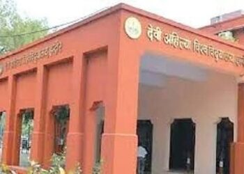 इंदौर में देवी अहिल्या विश्वविद्यालय के तक्षशिला परिसर (UTD) में बारिश के पानी के जमाव और जल निकासी व्यवस्था के अभाव का दृश्य।