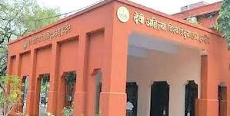 इंदौर में देवी अहिल्या विश्वविद्यालय के तक्षशिला परिसर (UTD) में बारिश के पानी के जमाव और जल निकासी व्यवस्था के अभाव का दृश्य।
