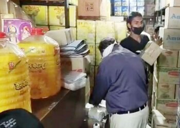 इंदौर के सियागंज किराना बाजार में खाद्य सुरक्षा अधिकारियों द्वारा खाद्य तेल के डिब्बों की जांच और सैंपलिंग की प्रतीकात्मक तस्वीर।