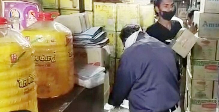 इंदौर के सियागंज किराना बाजार में खाद्य सुरक्षा अधिकारियों द्वारा खाद्य तेल के डिब्बों की जांच और सैंपलिंग की प्रतीकात्मक तस्वीर।
