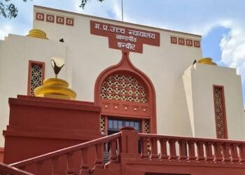 मध्य प्रदेश उच्च न्यायालय खंडपीठ इंदौर का मुख्य द्वार और न्याय की तराजू का प्रतीकात्मक चित्र।
