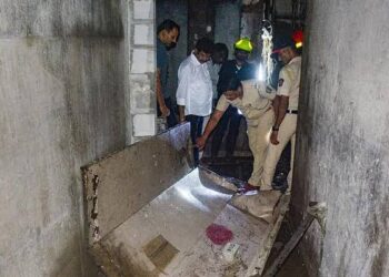 इंदौर के नौलखा स्थित व्यावसायिक परिसर में दुर्घटनाग्रस्त लिफ्ट शाफ्ट और राहत-बचाव कार्य के दौरान जुटी भीड़।