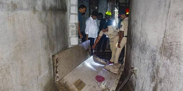 इंदौर के नौलखा स्थित व्यावसायिक परिसर में दुर्घटनाग्रस्त लिफ्ट शाफ्ट और राहत-बचाव कार्य के दौरान जुटी भीड़।
