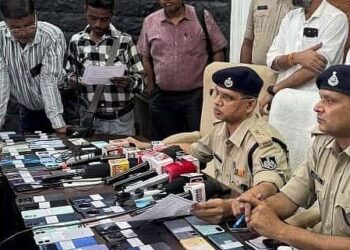 इंदौर पुलिस कमिश्नरेट और मोबाइल सर्च ऑपरेशन में जुटी पुलिस टीम की प्रतीकात्मक तस्वीर।