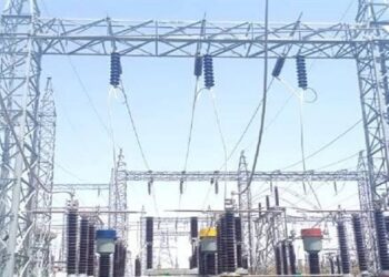 इंदौर में 132 kV हाई-टेंशन ट्रांसमिशन लाइनों पर आधुनिक HTLS कंडक्टर लगाने और पावर ग्रिड अपग्रेड का दृश्य।