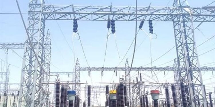 इंदौर में 132 kV हाई-टेंशन ट्रांसमिशन लाइनों पर आधुनिक HTLS कंडक्टर लगाने और पावर ग्रिड अपग्रेड का दृश्य।