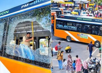 इंदौर के राजवाड़ा क्षेत्र में दुर्घटनाग्रस्त बस, मौके पर जुटी आक्रोशित भीड़ और स्थिति को नियंत्रित करती पुलिस टीम।