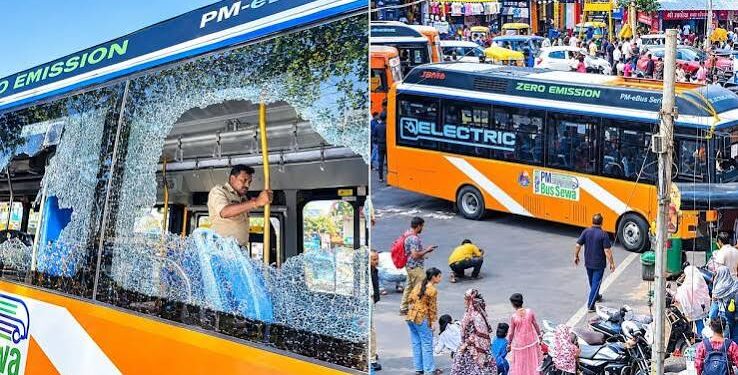 इंदौर के राजवाड़ा क्षेत्र में दुर्घटनाग्रस्त बस, मौके पर जुटी आक्रोशित भीड़ और स्थिति को नियंत्रित करती पुलिस टीम।