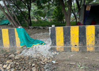 इंदौर नगर निगम अधिकारियों द्वारा स्कीम 94 में क्षतिग्रस्त ग्रीन बेल्ट और निर्माण स्थल पर स्पॉट फाइन की कार्रवाई।