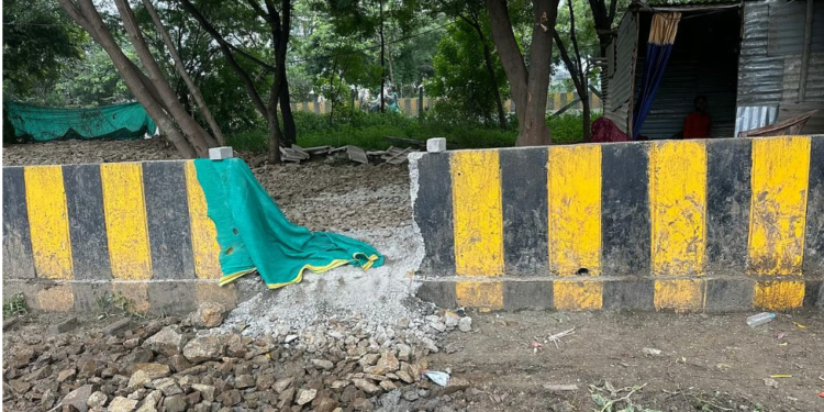 इंदौर नगर निगम अधिकारियों द्वारा स्कीम 94 में क्षतिग्रस्त ग्रीन बेल्ट और निर्माण स्थल पर स्पॉट फाइन की कार्रवाई।