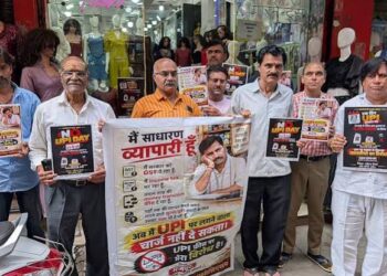 इंदौर के प्रमुख बाजार में काले कपड़े से ढके यूपीआई क्यूआर कोड स्कैनर और नो यूपीआई डे के समर्थन में लगे पोस्टर।