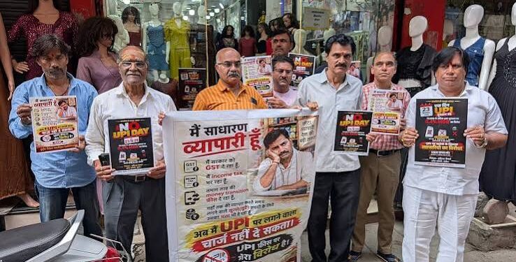 इंदौर के प्रमुख बाजार में काले कपड़े से ढके यूपीआई क्यूआर कोड स्कैनर और नो यूपीआई डे के समर्थन में लगे पोस्टर।