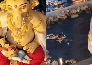 जबलपुर के गणेश पंडाल में बरगी बांध के पानी और दुर्घटनाग्रस्त क्रूज की जीवंत झांकी के साथ 13 दिवंगतों को श्रद्धांजलि अर्पित करते श्रद्धालु।