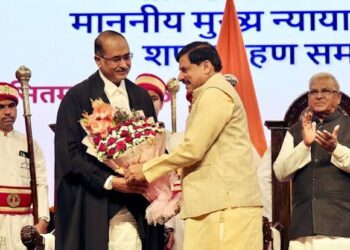 राजभवन भोपाल में राज्यपाल मंगूभाई पटेल द्वारा जस्टिस अल्पेश यशवंत कोगजे को मध्य प्रदेश उच्च न्यायालय के मुख्य न्यायाधीश पद की शपथ दिलाते हुए।