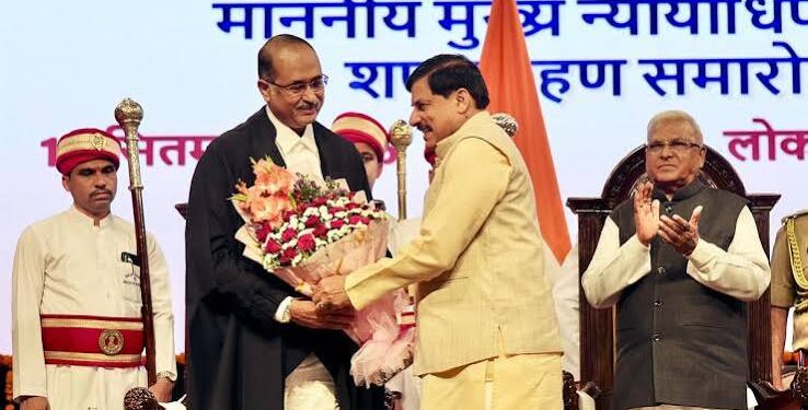 राजभवन भोपाल में राज्यपाल मंगूभाई पटेल द्वारा जस्टिस अल्पेश यशवंत कोगजे को मध्य प्रदेश उच्च न्यायालय के मुख्य न्यायाधीश पद की शपथ दिलाते हुए।