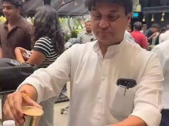 कैफे के किचन में शेफ के साथ तवे पर डोसा बनाते और मुस्कराते हुए केंद्रीय मंत्री ज्योतिरादित्य सिंधिया।
