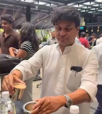 कैफे के किचन में शेफ के साथ तवे पर डोसा बनाते और मुस्कराते हुए केंद्रीय मंत्री ज्योतिरादित्य सिंधिया।