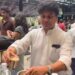 कैफे के किचन में शेफ के साथ तवे पर डोसा बनाते और मुस्कराते हुए केंद्रीय मंत्री ज्योतिरादित्य सिंधिया।