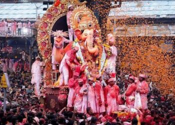 मुंबई में लालबागचा राजा की विसर्जन यात्रा पर उमड़ा जनसैलाब और पुष्प वर्षा के बीच आगे बढ़ता बाप्पा का भव्य रथ।