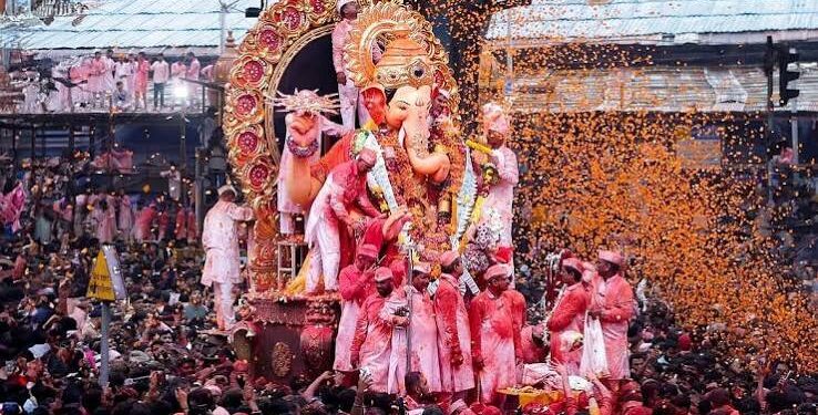 मुंबई में लालबागचा राजा की विसर्जन यात्रा पर उमड़ा जनसैलाब और पुष्प वर्षा के बीच आगे बढ़ता बाप्पा का भव्य रथ।