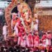 मुंबई में लालबागचा राजा की विसर्जन यात्रा पर उमड़ा जनसैलाब और पुष्प वर्षा के बीच आगे बढ़ता बाप्पा का भव्य रथ।