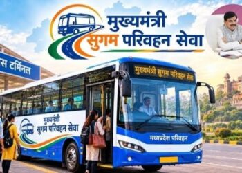 भोपाल के भेल दशहरा मैदान में 'मुख्यमंत्री सुगम परिवहन सेवा' की 351 आधुनिक बसों को हरी झंडी दिखाकर रवाना करते मुख्यमंत्री डॉ. मोहन यादव और केंद्रीय मंत्री नितिन गडकरी।