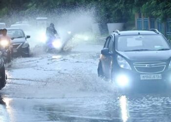 Bhopal ke aakash mein chhae kaale badal aur Madhya Pradesh mein monsoon barish ki pratikatmak tasveer.