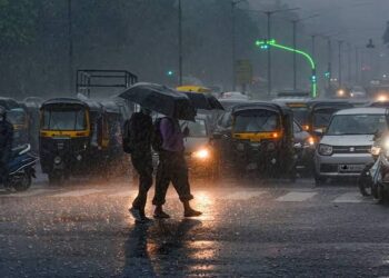 मध्य प्रदेश में मानसून की विदाई से पहले आसमान में उमड़ते मानसूनी बादलों और तेज वर्षा का दृश्य।