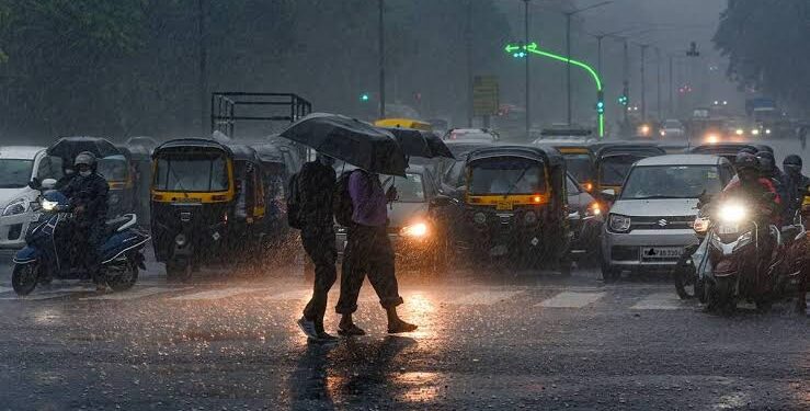 मध्य प्रदेश में मानसून की विदाई से पहले आसमान में उमड़ते मानसूनी बादलों और तेज वर्षा का दृश्य।