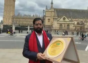 लंदन में यूके दौरे के दौरान सड़क किनारे वड़ा पाव और तली हुई मिर्च का स्वाद लेते महाराष्ट्र के उपमुख्यमंत्री एकनाथ शिंदे।