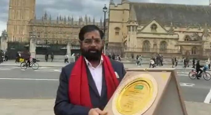 लंदन में यूके दौरे के दौरान सड़क किनारे वड़ा पाव और तली हुई मिर्च का स्वाद लेते महाराष्ट्र के उपमुख्यमंत्री एकनाथ शिंदे।