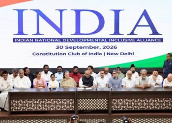 दिल्ली में INDIA ब्लॉक की महत्वपूर्ण बैठक के बाद संयुक्त प्रेस कॉन्फ्रेंस को संबोधित करते कांग्रेस अध्यक्ष मल्लिकार्जुन खड़गे, राहुल गांधी और अन्य विपक्षी नेता।